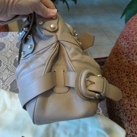 Burberry Beige Quilted Leather Shoulder Bag - Picture 8 of 16